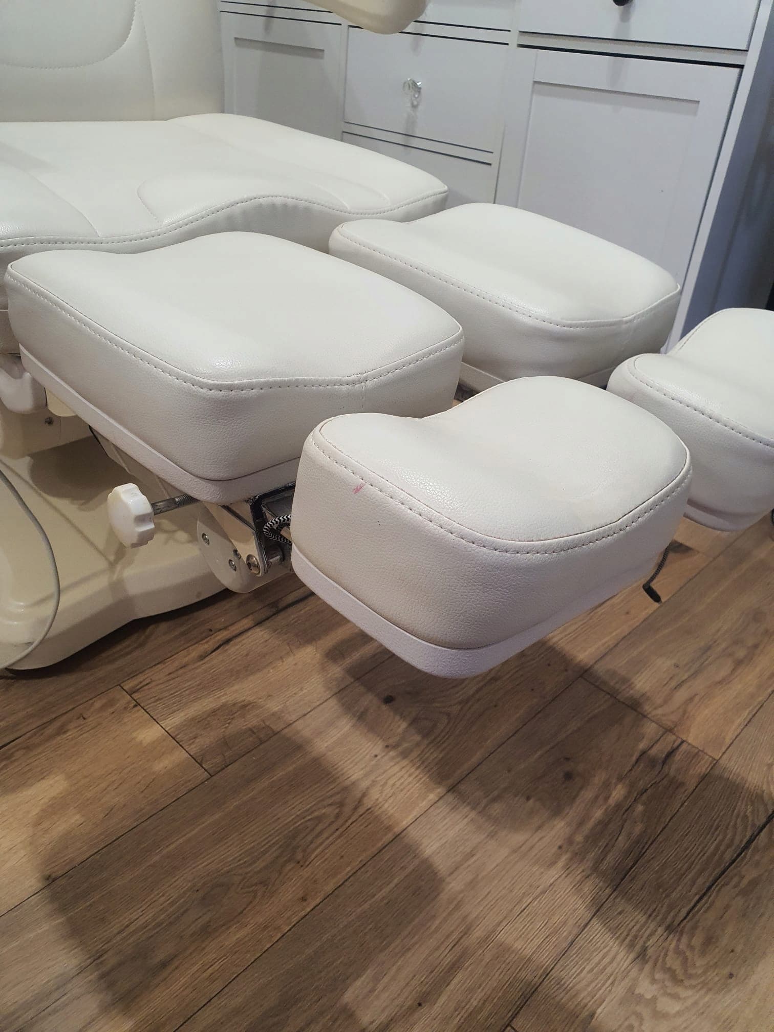 Fotel kosmetyczny elektryczny 5 siłowników podologiczny pedicure obracany - zdjecie 6