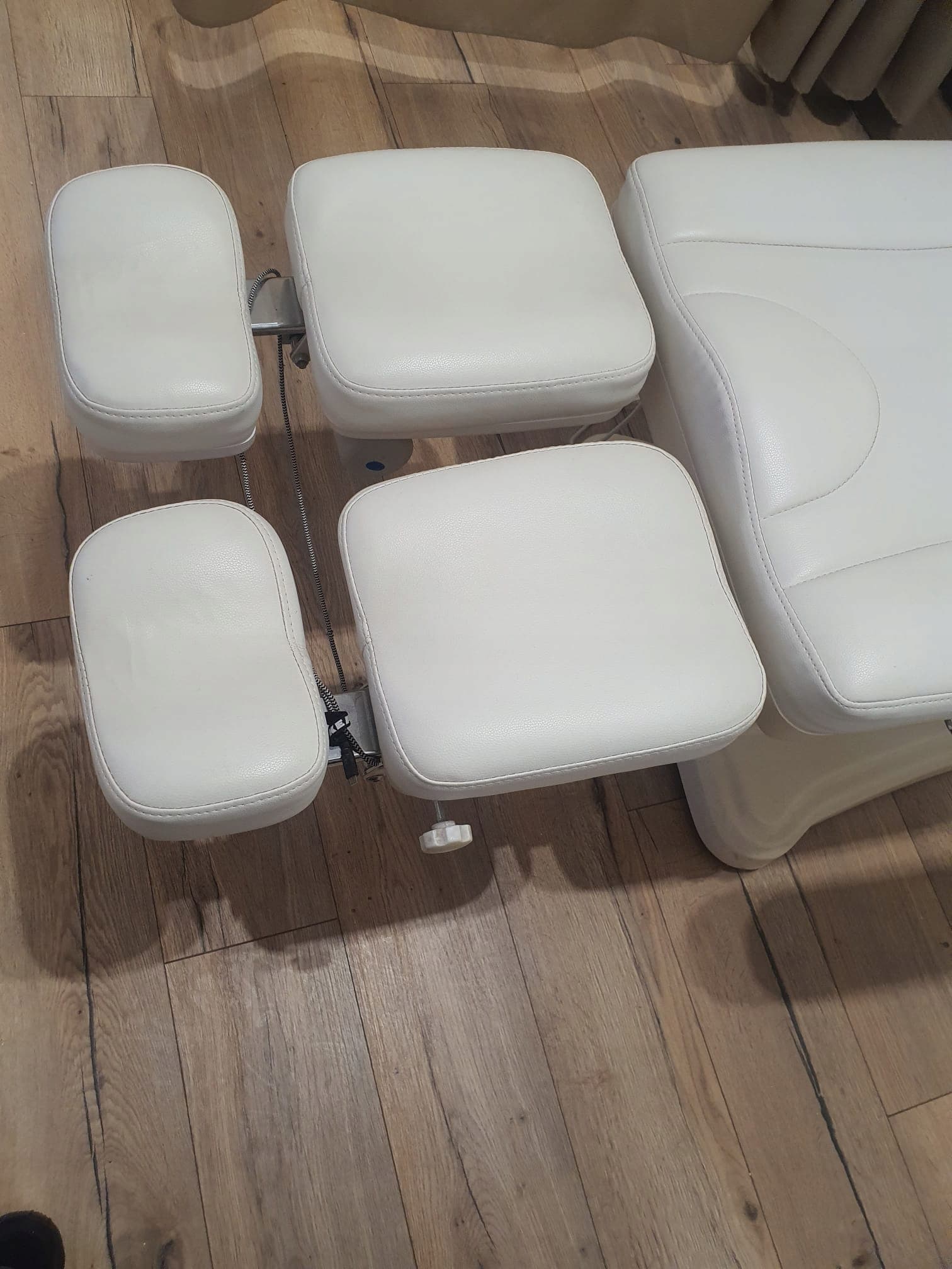 Fotel kosmetyczny elektryczny 5 siłowników podologiczny pedicure obracany - zdjecie 4